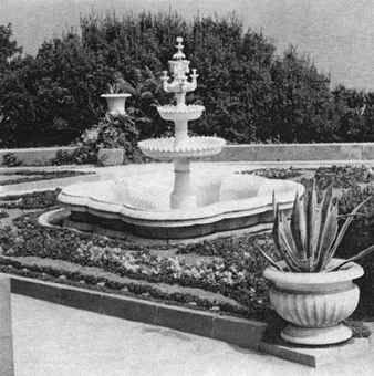 Алупкинский дворец. Фонтан перед южным фасадом Алупкинский дворец. Фонтан перед южным фасадом