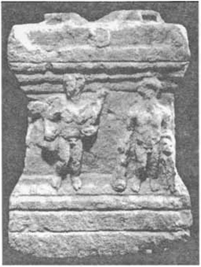 Алтарь с фигурами Геракла и Гермеса. II—III вв. н. э Алтарь с фигурами Геракла и Гермеса. II—III вв. н. э