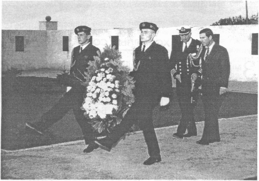 Принц Чарльз Уэльский (справа) и капитан 1 ранга Л. Мэрик — военно-морской атташе посольства Великобритании в Украине. Холм Каткарта. 05.11.1996 г Принц Чарльз Уэльский (справа) и капитан 1 ранга Л. Мэрик — военно-морской атташе посольства Великобритании в Украине. Холм Каткарта. 05.11.1996 г