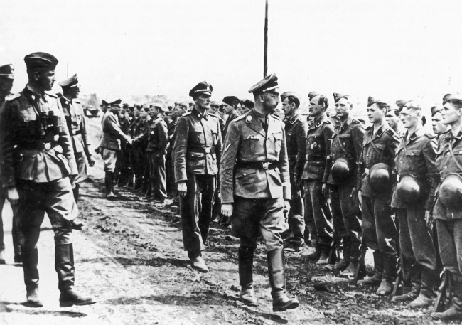 Г. Гимлер проводит смотр подчиненных войск Г. Гимлер проводит смотр подчиненных войск