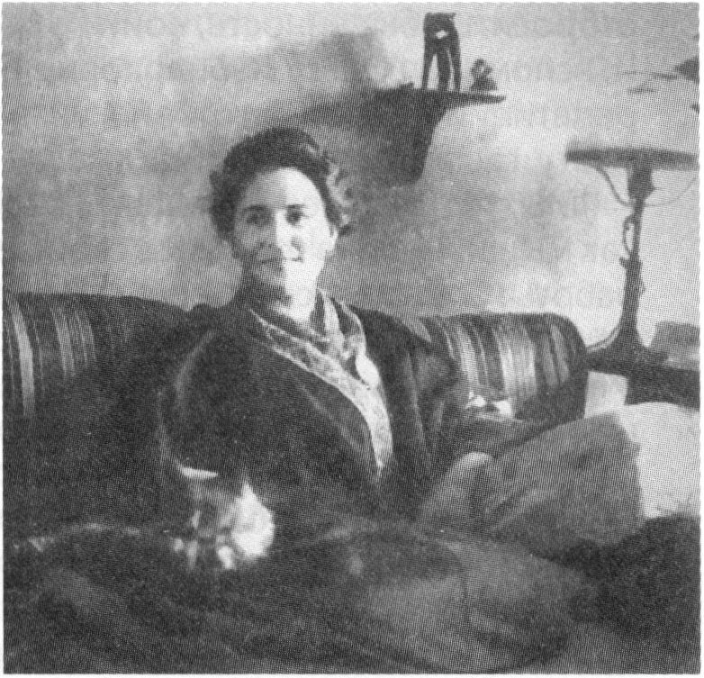 О.Л. Книппер-Чехова в своей московской квартире. 1900-е гг. О.Л. Книппер-Чехова в своей московской квартире. 1900-е гг.