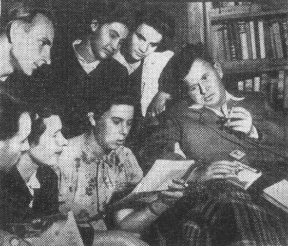 Молодые строители г. Ялты в гостях у Н.З. Бирюкова. 1958 год Молодые строители г. Ялты в гостях у Н.З. Бирюкова. 1958 год