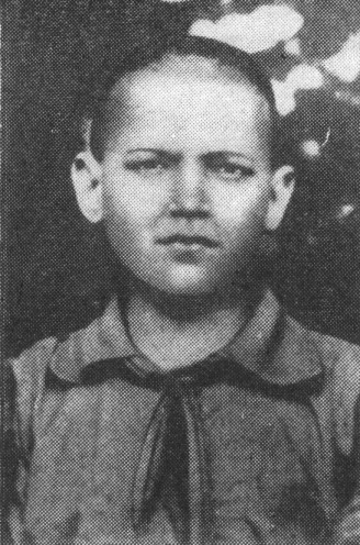 Коля Бирюков — пионер. 1922 год. Коля Бирюков — пионер. 1922 год.