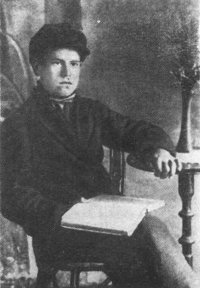 Николай Бирюков — студент строительного отделения техникума, член бюро Орехово — Зуевского уездного комитета комсомола. 1927 год Николай Бирюков — студент строительного отделения техникума, член бюро Орехово — Зуевского уездного комитета комсомола. 1927 год