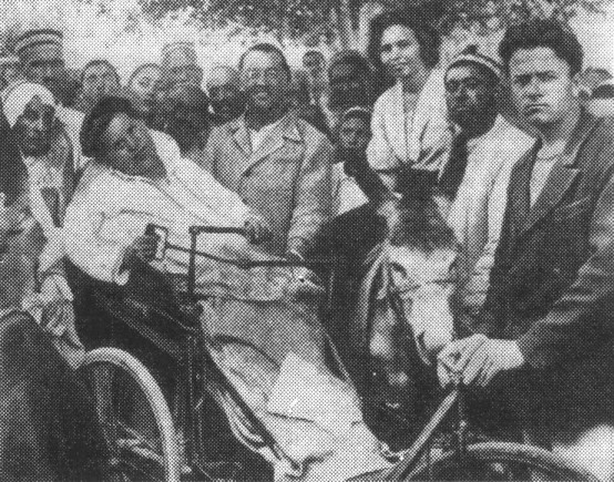 Николай Бирюков среди дехкан-колхозников кишлака Кара-Тепе. 1939 год Николай Бирюков среди дехкан-колхозников кишлака Кара-Тепе. 1939 год