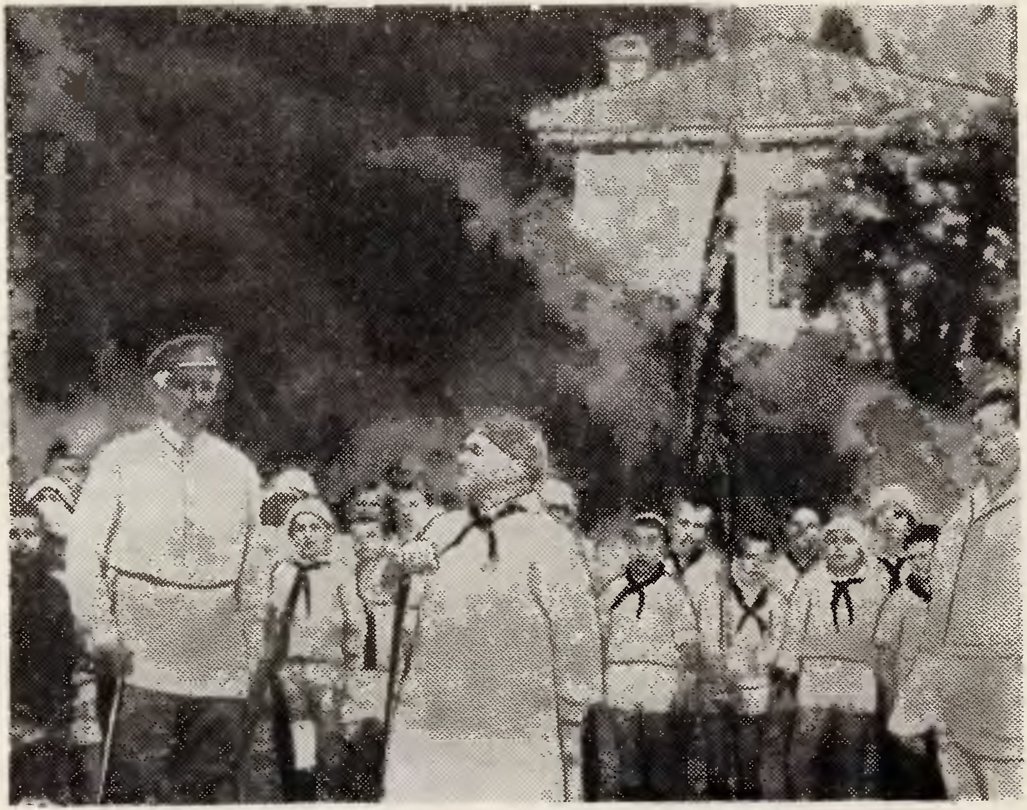 1926 год. Клара Цеткин в гостях у артековцев. Слева — 3. П. Соловьев 1926 год. Клара Цеткин в гостях у артековцев. Слева — 3. П. Соловьев
