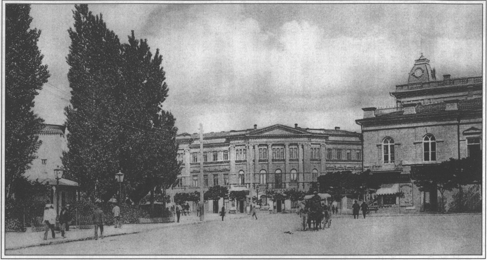 Женская гимназия; справа — здание Городской Думы (не сохранились). Фото до 1905 г. Женская гимназия; справа — здание Городской Думы (не сохранились). Фото до 1905 г.