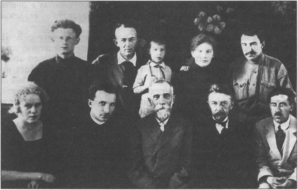 Ученые-геологи (1-й ряд справа налево) П.М. Мурзаев, С.П. Попов, Г.Н. Высоцкий, Б.А. Федорович среди коллег-преподавателей Крымского университета (Симферополь, 1922 г.) Ученые-геологи (1-й ряд справа налево) П.М. Мурзаев, С.П. Попов, Г.Н. Высоцкий, Б.А. Федорович среди коллег-преподавателей Крымского университета (Симферополь, 1922 г.)