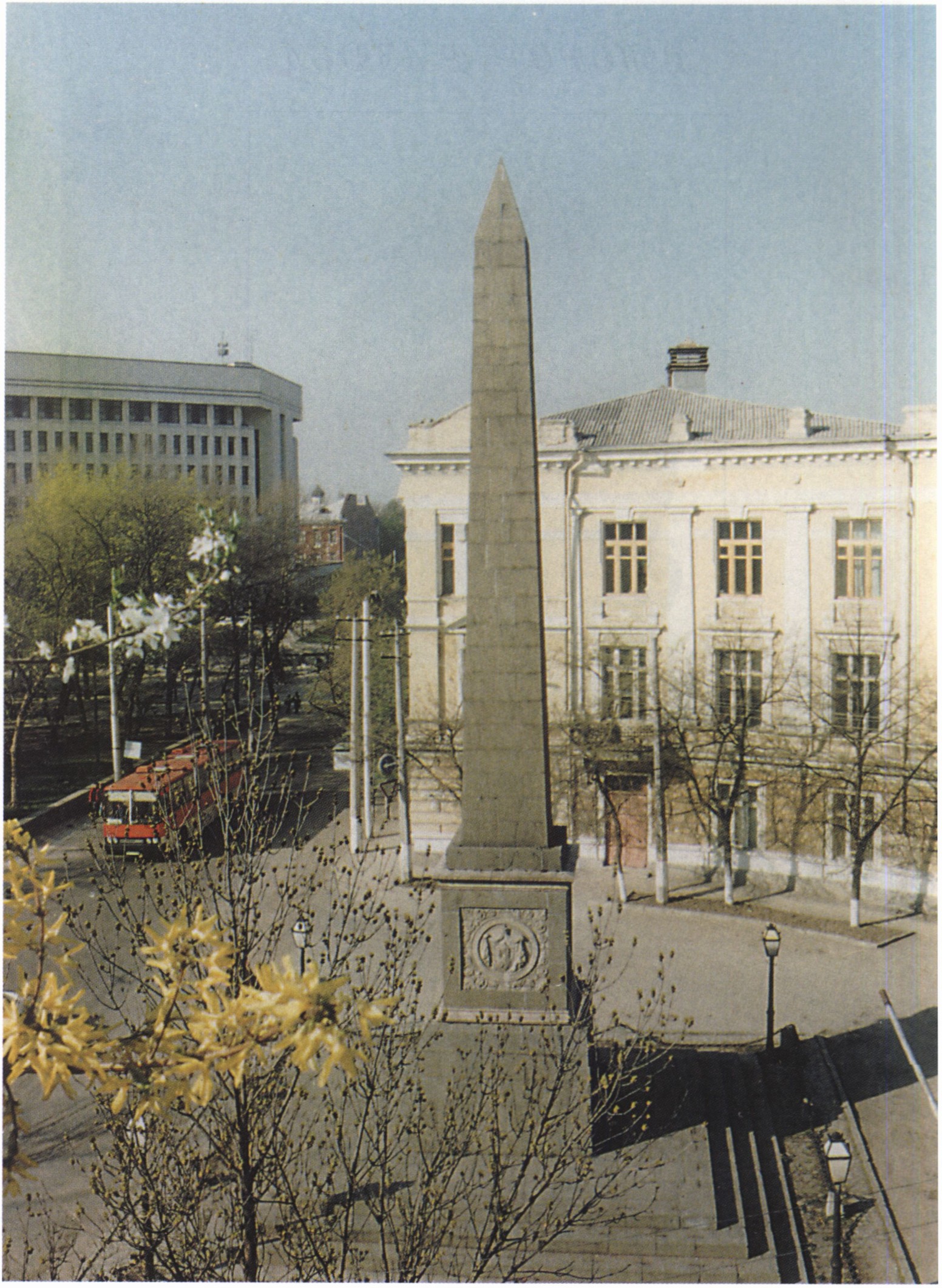 Долгоруковский обелиск. 1842 г. Автор — профессор Штрейхенберг. Фото 2000 г Долгоруковский обелиск. 1842 г. Автор — профессор Штрейхенберг. Фото 2000 г