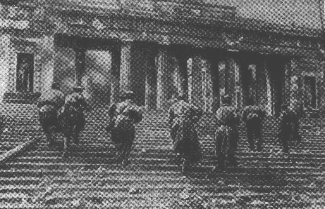 9 мая 1944 года. Советские автоматчики врываются на Графскую пристань 9 мая 1944 года. Советские автоматчики врываются на Графскую пристань