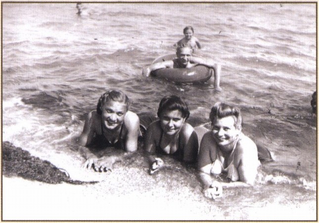 На феодосийском пляже. 1950 г На феодосийском пляже. 1950 г