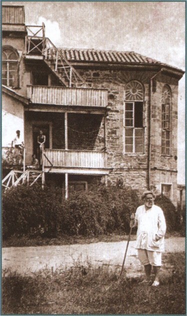 М.А. Волошин перед своим домом. 1920-е гг М.А. Волошин перед своим домом. 1920-е гг