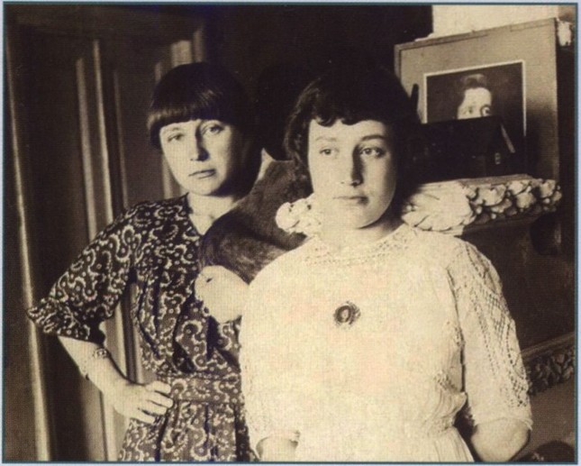 М.И. и А.И. Цветаевы. Феодосия. 1914 г. М.И. и А.И. Цветаевы. Феодосия. 1914 г.