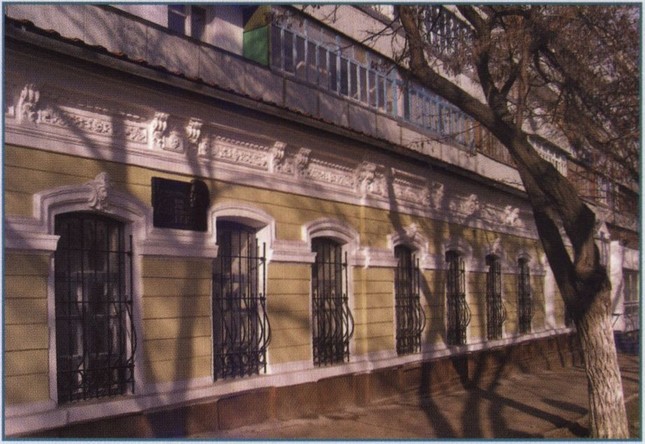 Главный фасад музея Главный фасад музея