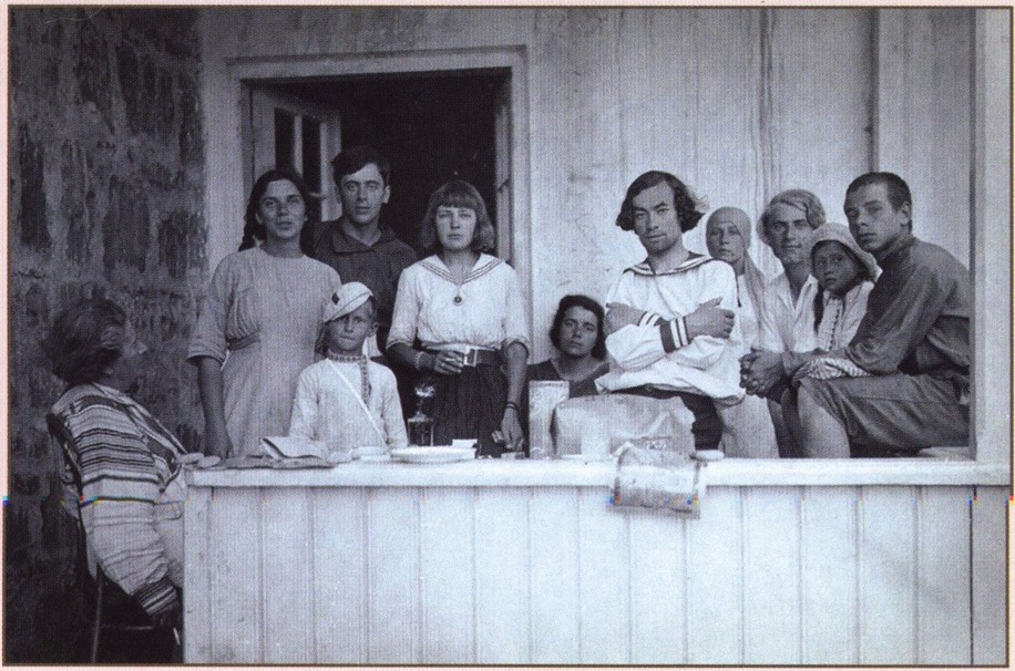 М. Цветаева и С. Эфрон (стоят в центре). Коктебель. 1913 г М. Цветаева и С. Эфрон (стоят в центре). Коктебель. 1913 г