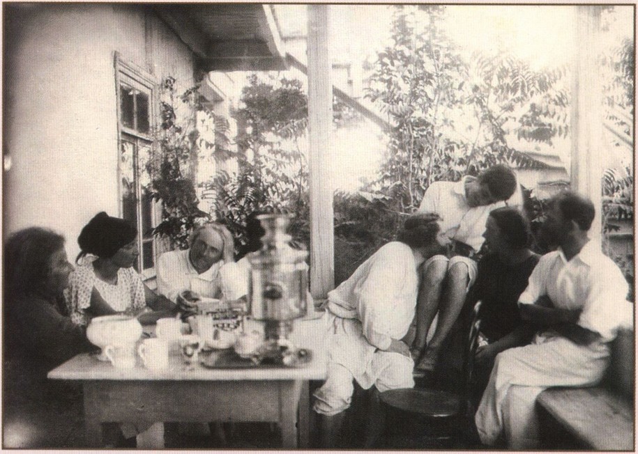 О. Мандельштам (крайний справа). Коктебель. 1916 г О. Мандельштам (крайний справа). Коктебель. 1916 г
